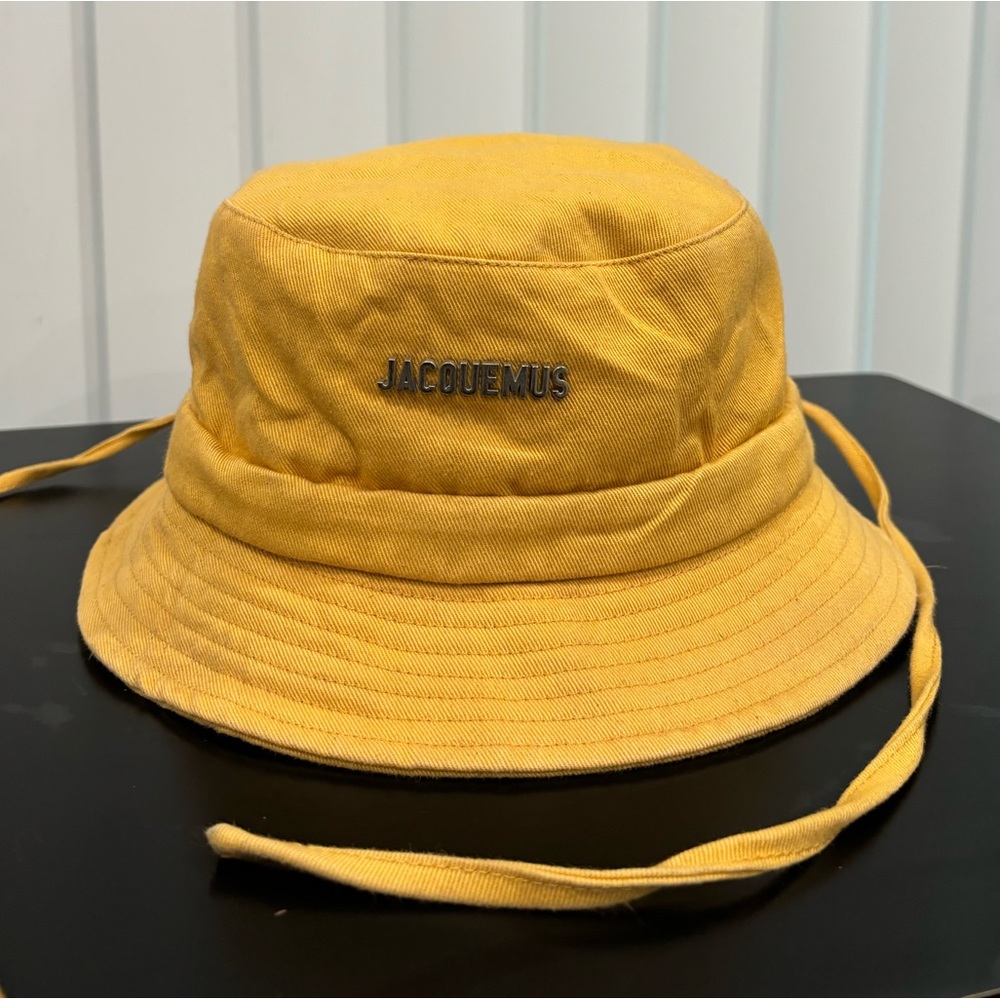 Authentic JACQUEMUS ‘Le Bob Gadjo’ bucket hat.